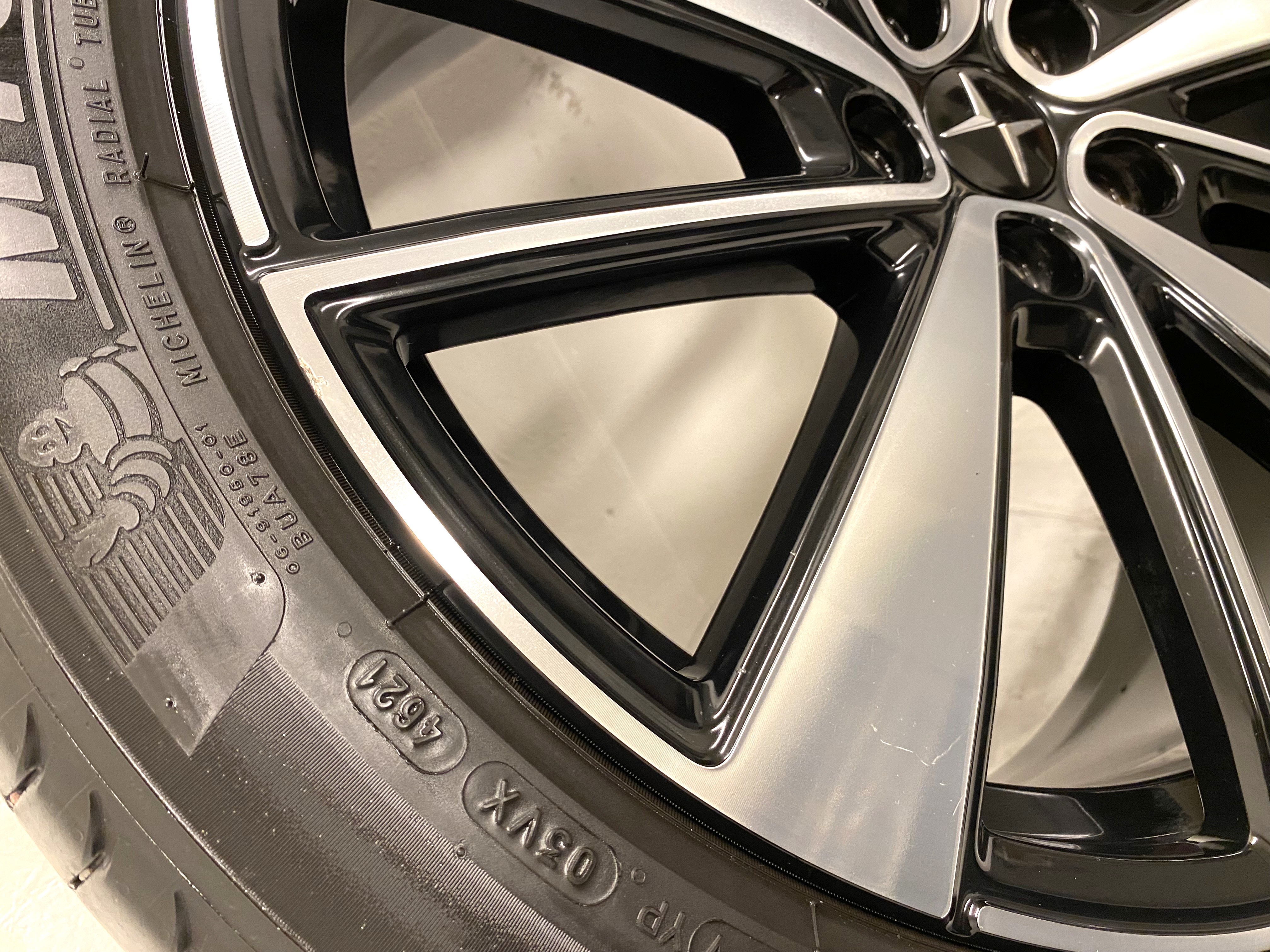 Kompletta Sommarhjul | 19" POLESTAR 2 31680895 | 5x108 | 2 st 8x19 ET50 63.4 + 2 st 9x19 ET53 63.4 | 245/45 R19 102V XL POL Michelin Primacy 4 | V46-2021 | 4mm | 4.5mm | 5mm | 5.5mm - 19