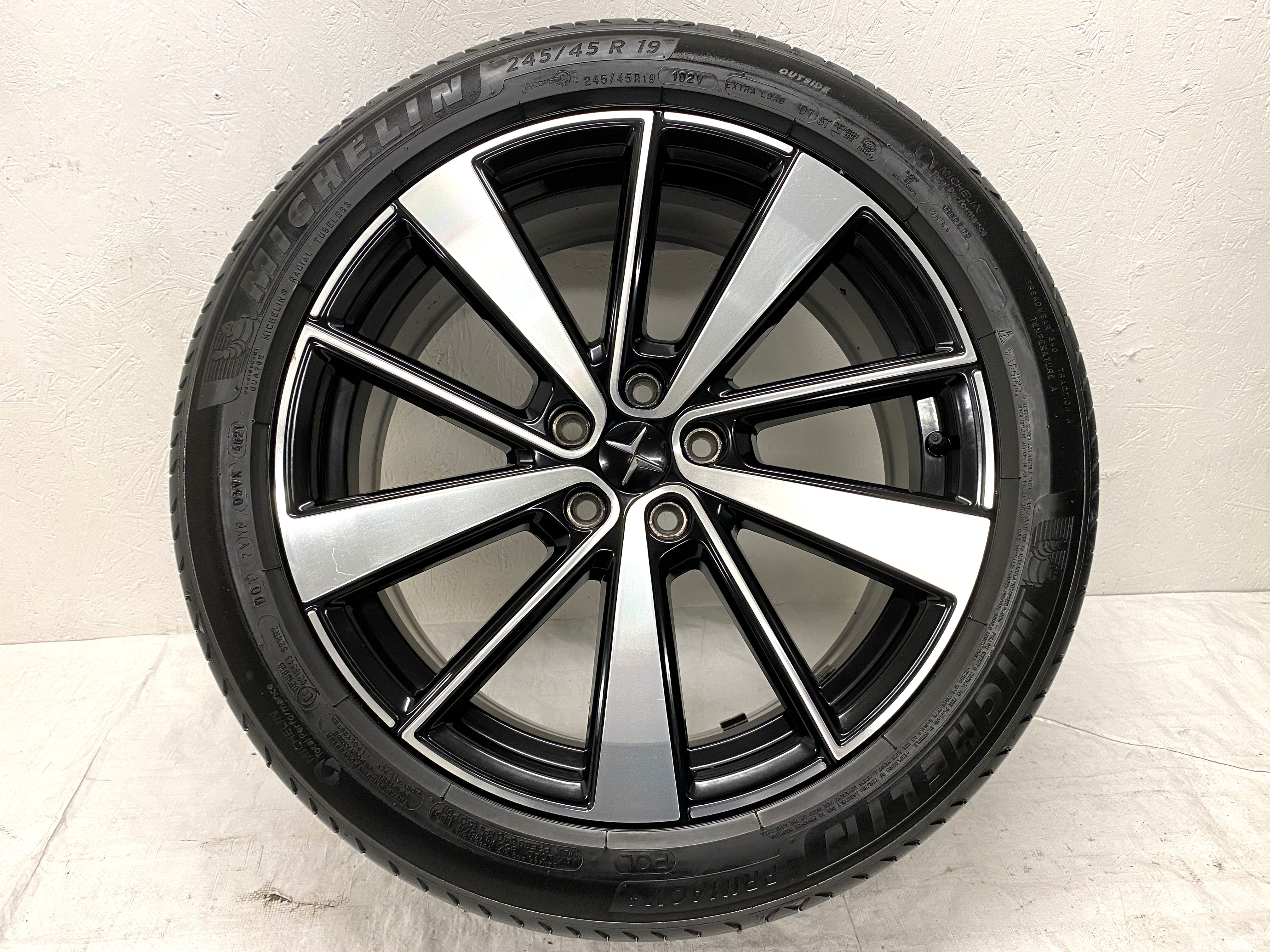 Kompletta Sommarhjul | 19" POLESTAR 2 31680895 | 5x108 | 2 st 8x19 ET50 63.4 + 2 st 9x19 ET53 63.4 | 245/45 R19 102V XL POL Michelin Primacy 4 | V46-2021 | 4mm | 4.5mm | 5mm | 5.5mm - 17