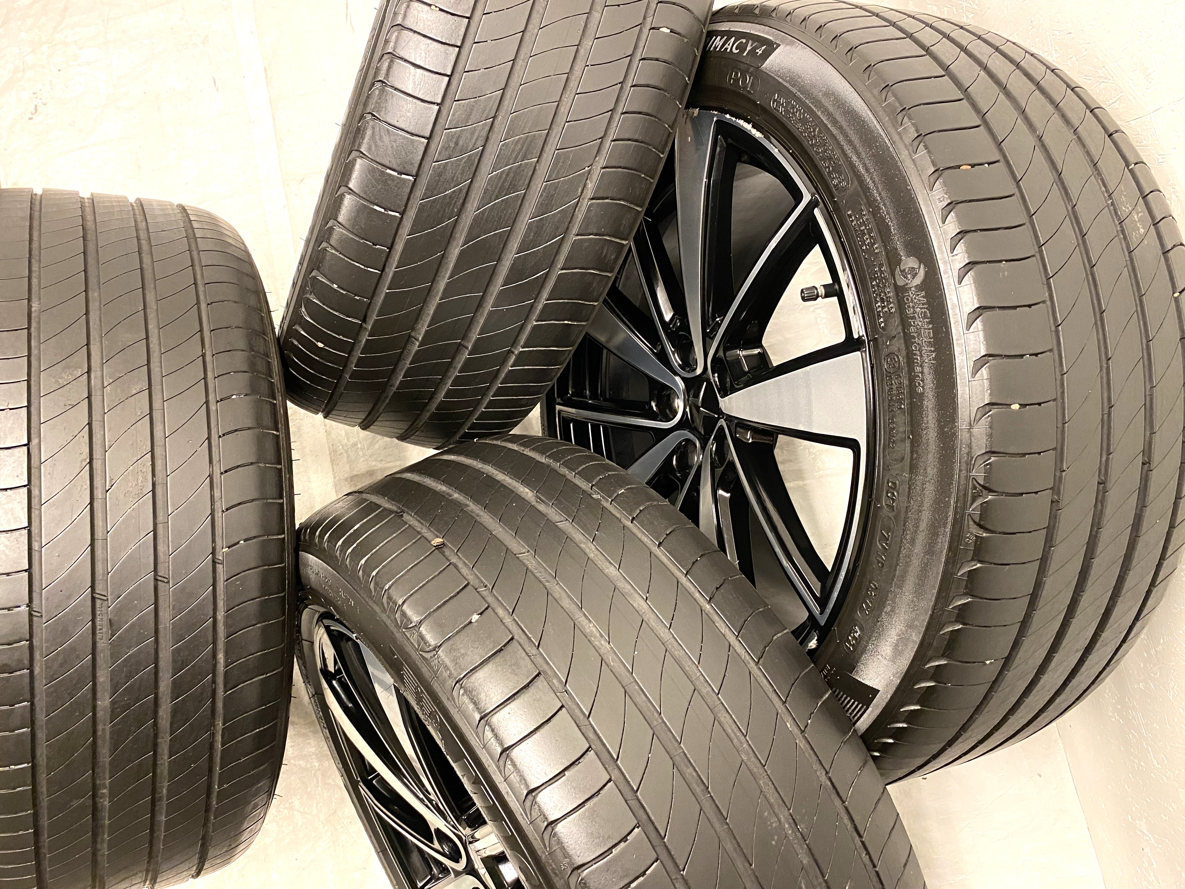 Kompletta Sommarhjul | 19" POLESTAR 2 31680895 | 5x108 | 2 st 8x19 ET50 63.4 + 2 st 9x19 ET53 63.4 | 245/45 R19 102V XL POL Michelin Primacy 4 | V46-2021 | 4mm | 4.5mm | 5mm | 5.5mm - 5