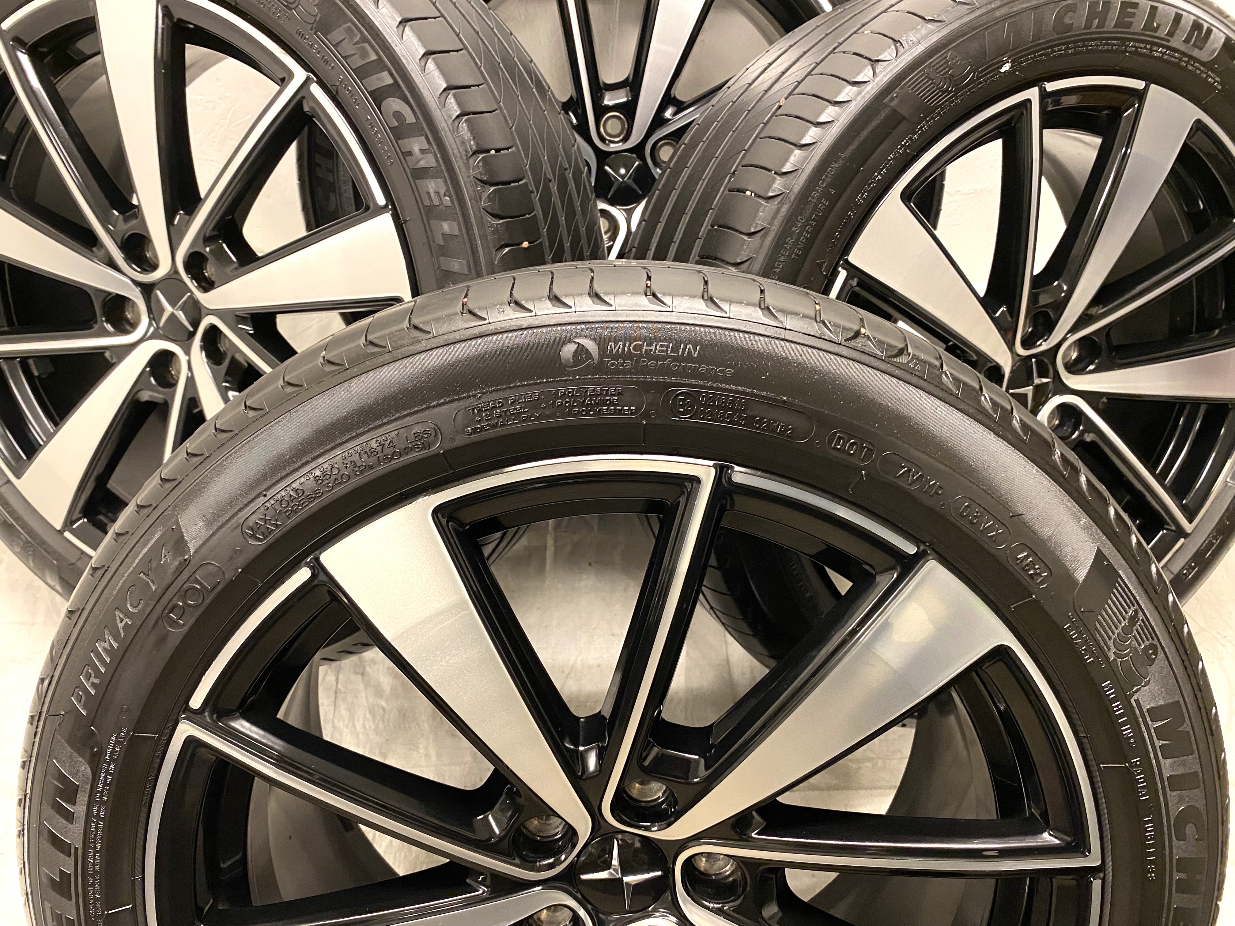 Kompletta Sommarhjul | 19" POLESTAR 2 31680895 | 5x108 | 2 st 8x19 ET50 63.4 + 2 st 9x19 ET53 63.4 | 245/45 R19 102V XL POL Michelin Primacy 4 | V46-2021 | 4mm | 4.5mm | 5mm | 5.5mm - 2