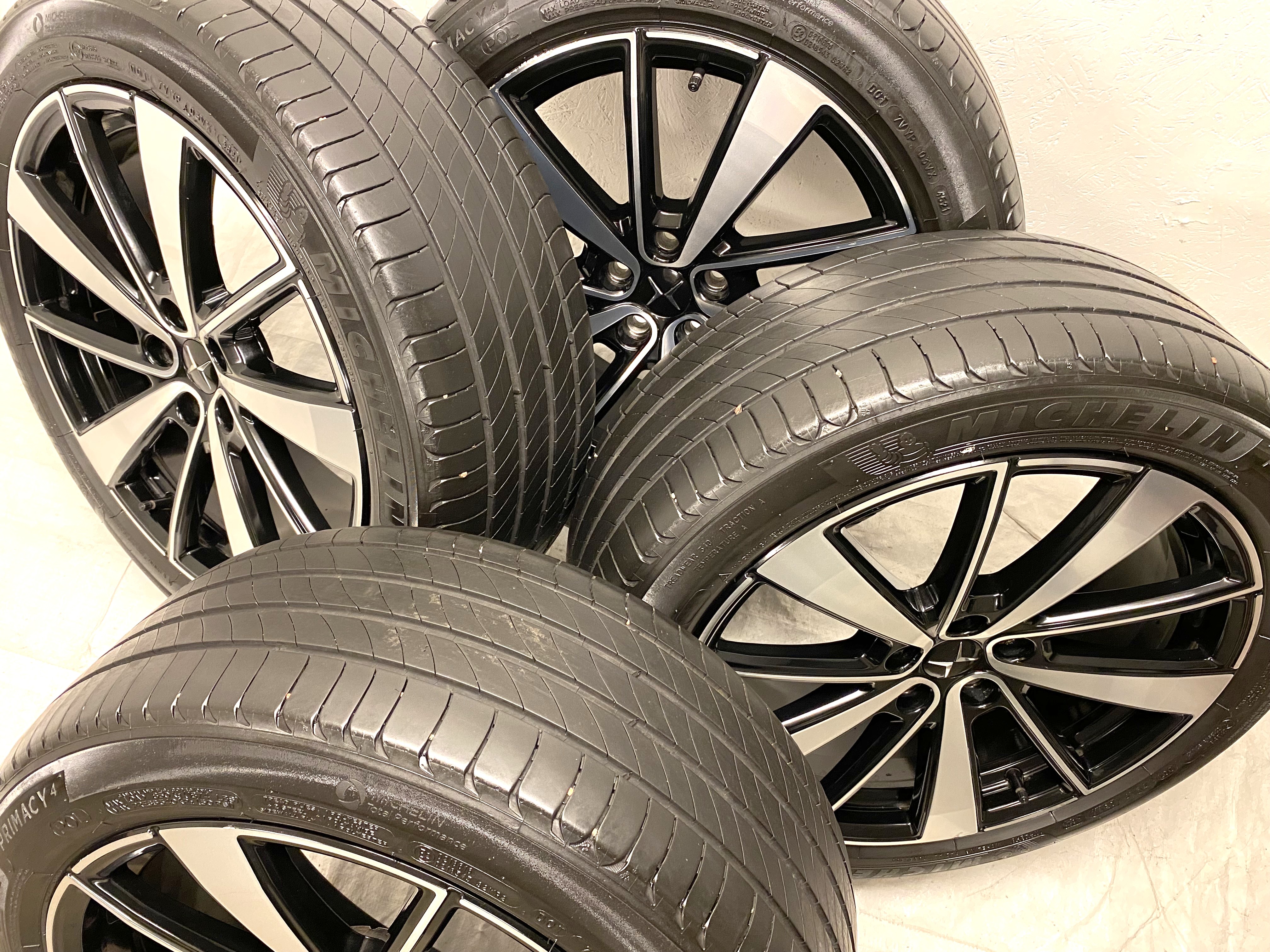 Kompletta Sommarhjul | 19" POLESTAR 2 31680895 | 5x108 | 2 st 8x19 ET50 63.4 + 2 st 9x19 ET53 63.4 | 245/45 R19 102V XL POL Michelin Primacy 4 | V46-2021 | 4mm | 4.5mm | 5mm | 5.5mm - 3