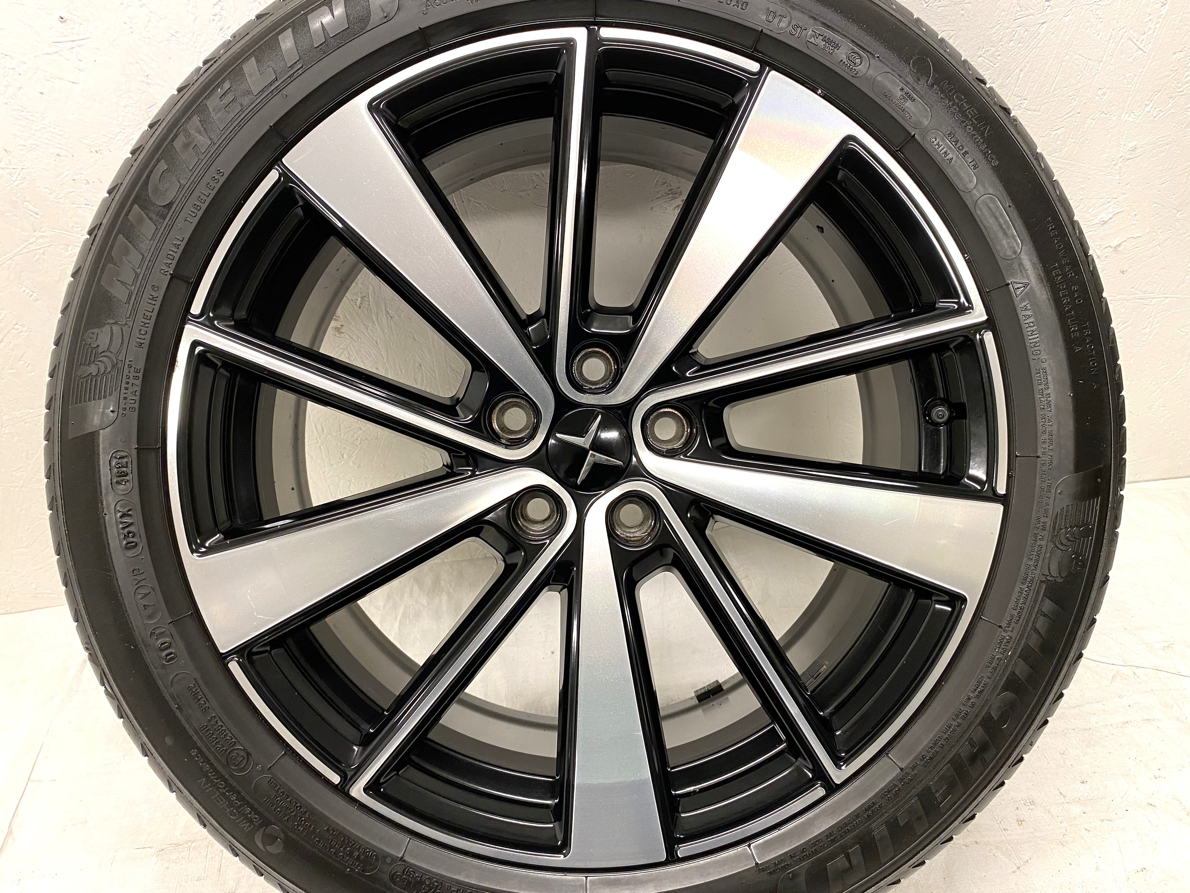 Kompletta Sommarhjul | 19" POLESTAR 2 31680895 | 5x108 | 2 st 8x19 ET50 63.4 + 2 st 9x19 ET53 63.4 | 245/45 R19 102V XL POL Michelin Primacy 4 | V46-2021 | 4mm | 4.5mm | 5mm | 5.5mm - 18