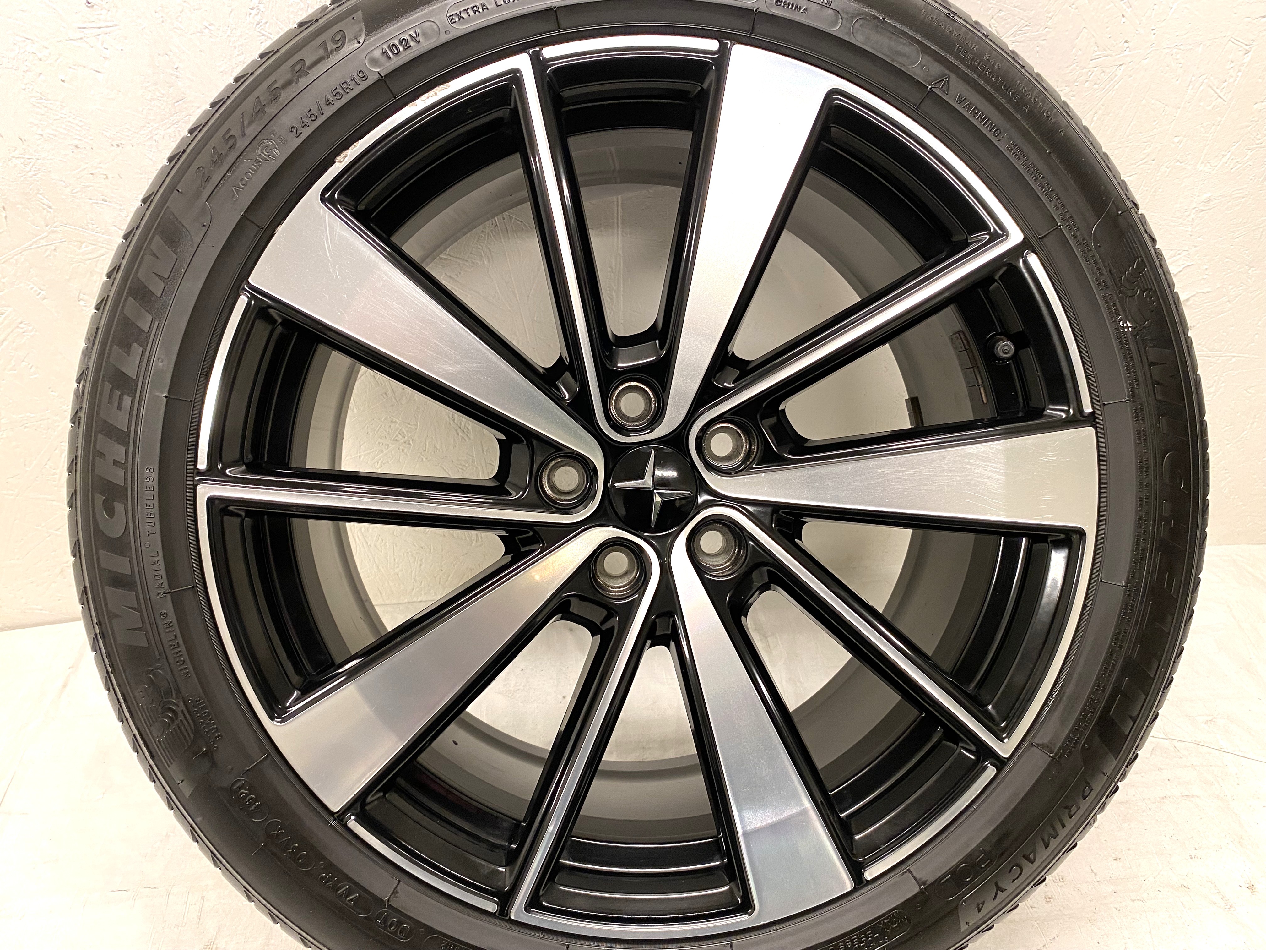 Kompletta Sommarhjul | 19" POLESTAR 2 31680895 | 5x108 | 2 st 8x19 ET50 63.4 + 2 st 9x19 ET53 63.4 | 245/45 R19 102V XL POL Michelin Primacy 4 | V46-2021 | 4mm | 4.5mm | 5mm | 5.5mm - 8