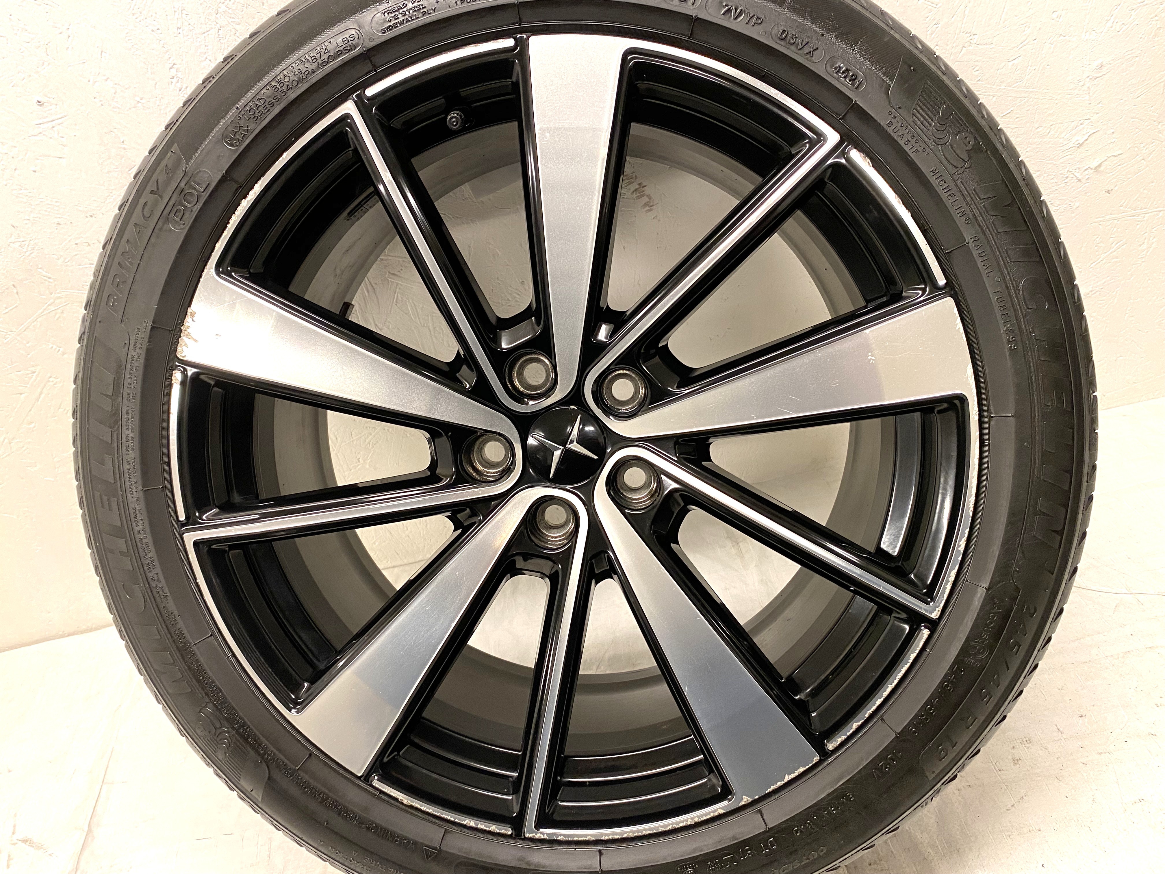 Kompletta Sommarhjul | 19" POLESTAR 2 31680895 | 5x108 | 2 st 8x19 ET50 63.4 + 2 st 9x19 ET53 63.4 | 245/45 R19 102V XL POL Michelin Primacy 4 | V46-2021 | 4mm | 4.5mm | 5mm | 5.5mm - 11