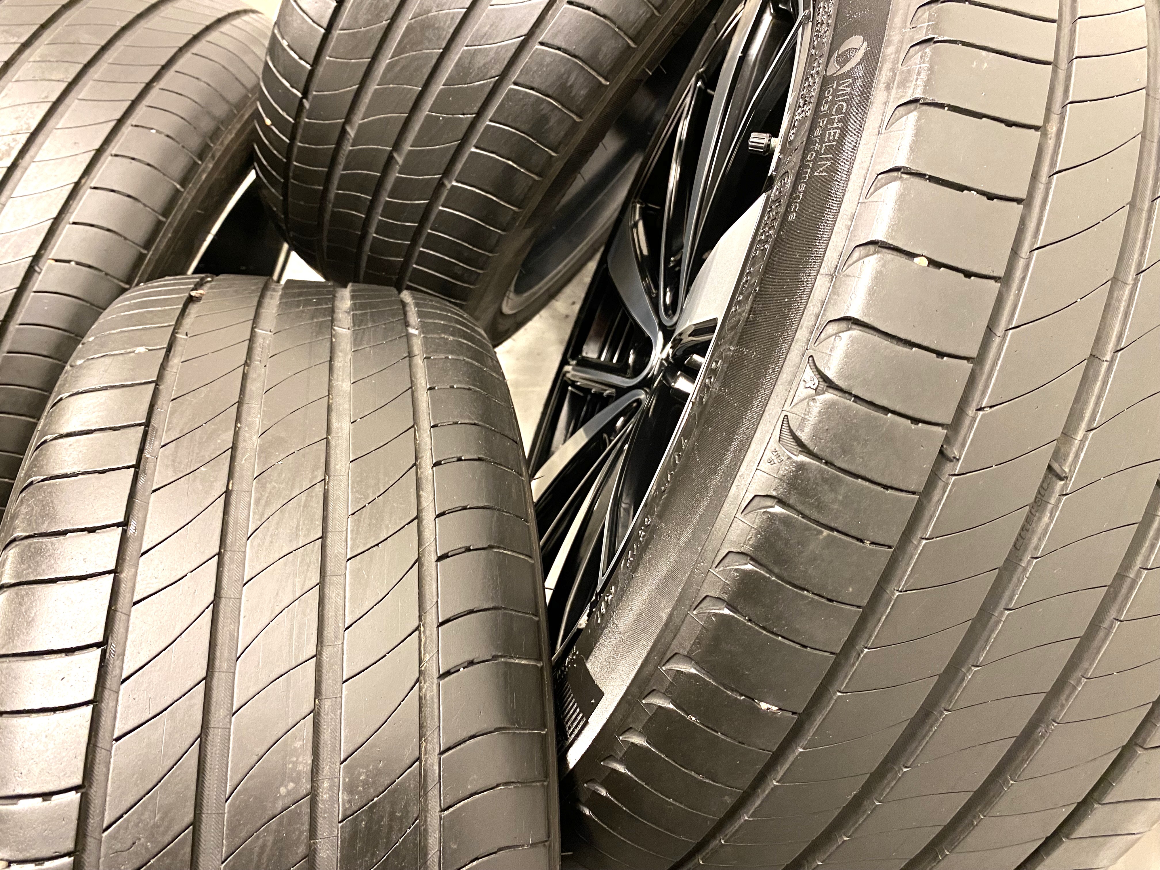 Kompletta Sommarhjul | 19" POLESTAR 2 31680895 | 5x108 | 2 st 8x19 ET50 63.4 + 2 st 9x19 ET53 63.4 | 245/45 R19 102V XL POL Michelin Primacy 4 | V46-2021 | 4mm | 4.5mm | 5mm | 5.5mm - 6