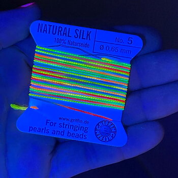 Griffin pärlsilke Neon Rainbow med fluorescerande färger som lyser under UV-ljus och blacklight, visad på produktkort i närbild.