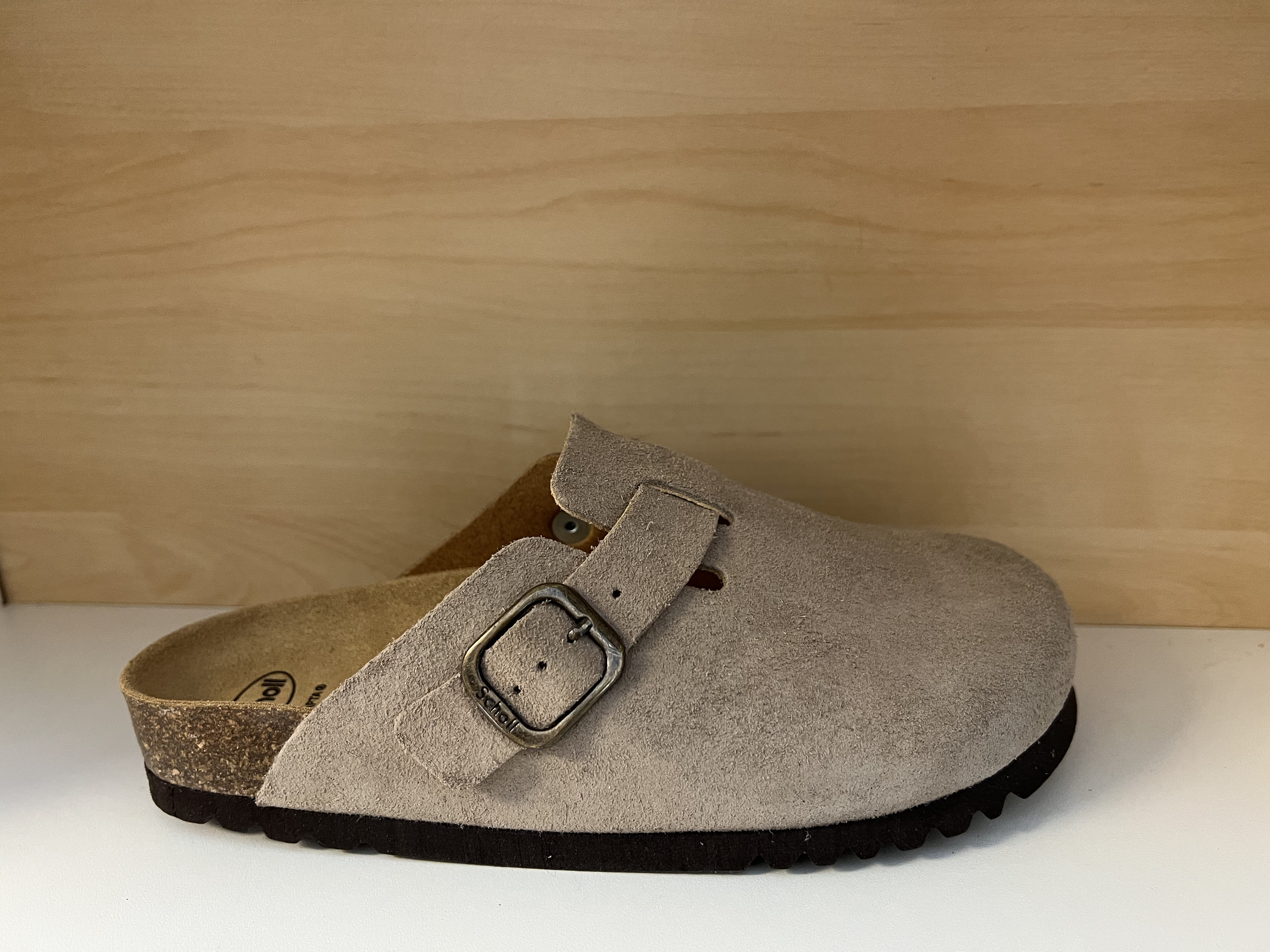 Scholl-toffel i skinn. Färg: Taupe. Väldigt skön fotriktig sko.  