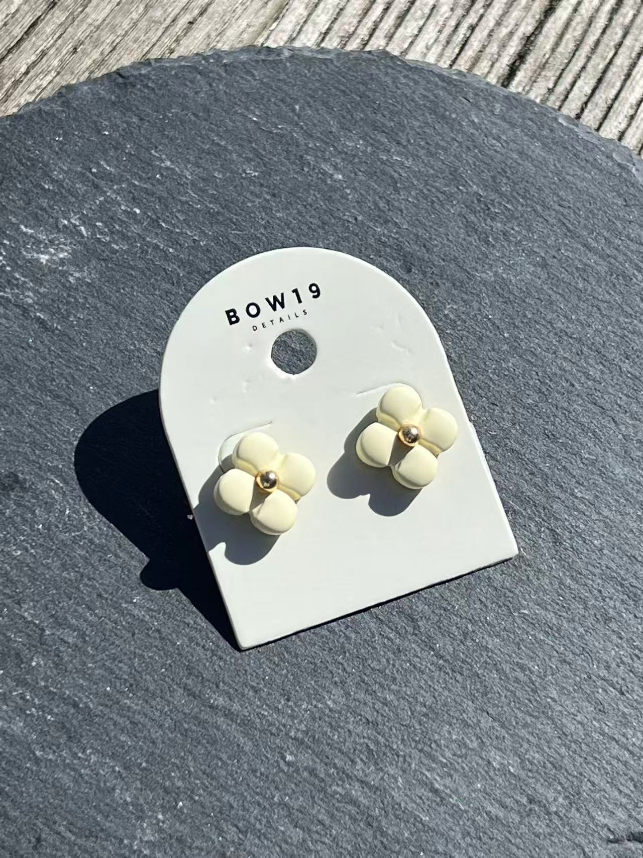 BOW19 Seline Flower Earrings Offwhite