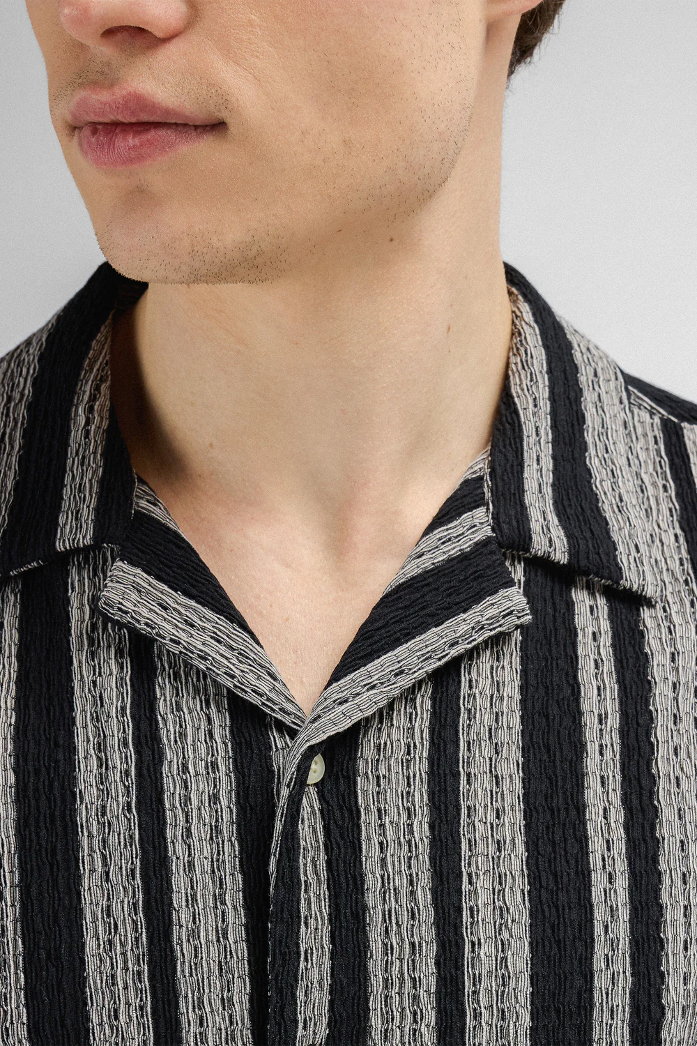 Urban Pioneers - Ferrara S/S Shirt - Black  - 3