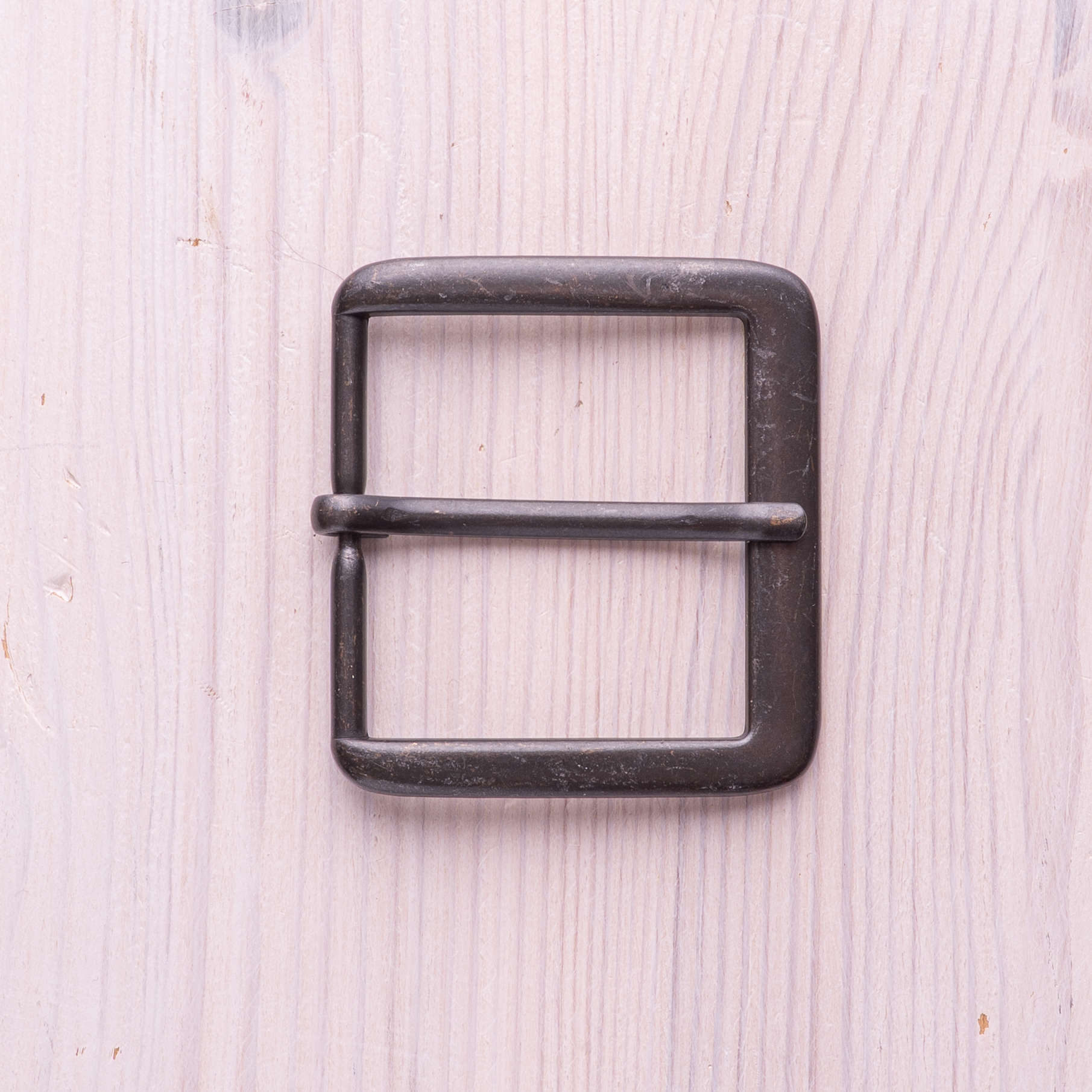 Beltespenne 44 mm sotet messingfinish