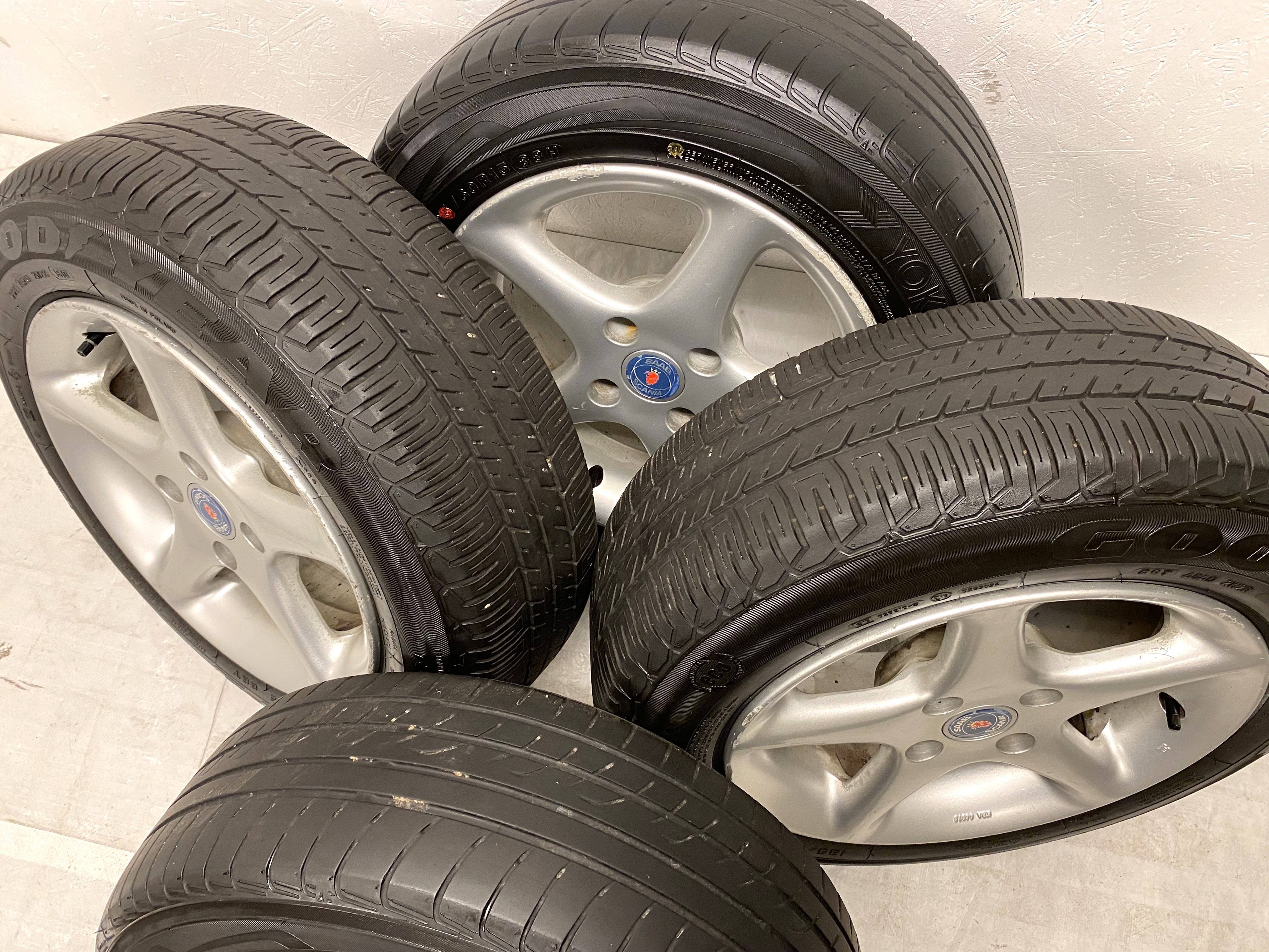 Kompletta Sommarhjul | 15" SAAB 9000 | 4x108 7x15 ET30 65.1 +  2 st 195/60 R15 88H Yokohama C-Drive | V09-05 | 3|2.5mm + 2 st 185/65 R15 88T Goodyear GT3 | V16-10 | 4|4mm - 3