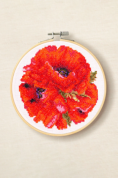 DMC broderi BK1817 - röda vallmoblommor i närbild inuti en broderibåge.