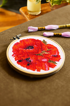 DMC broderi BK1817 - röda vallmoblommor i närbild inuti en broderibåge.  