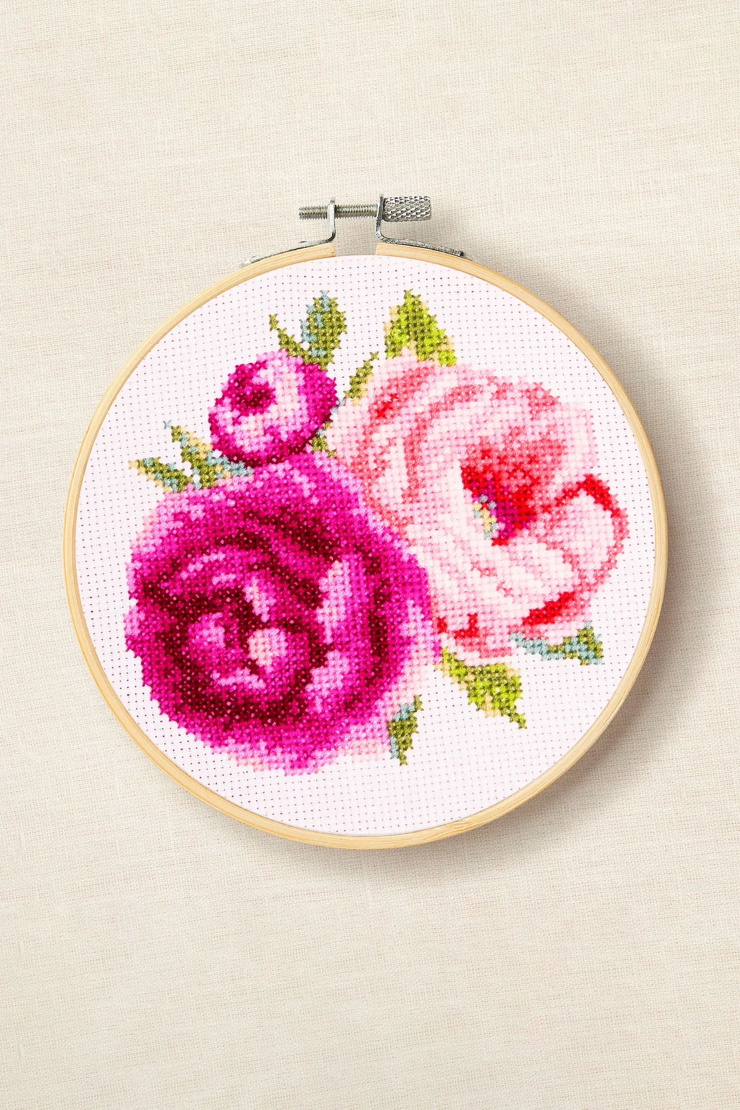 DMC 1895 broderikit rosa pioner i närbild i broderiring.
