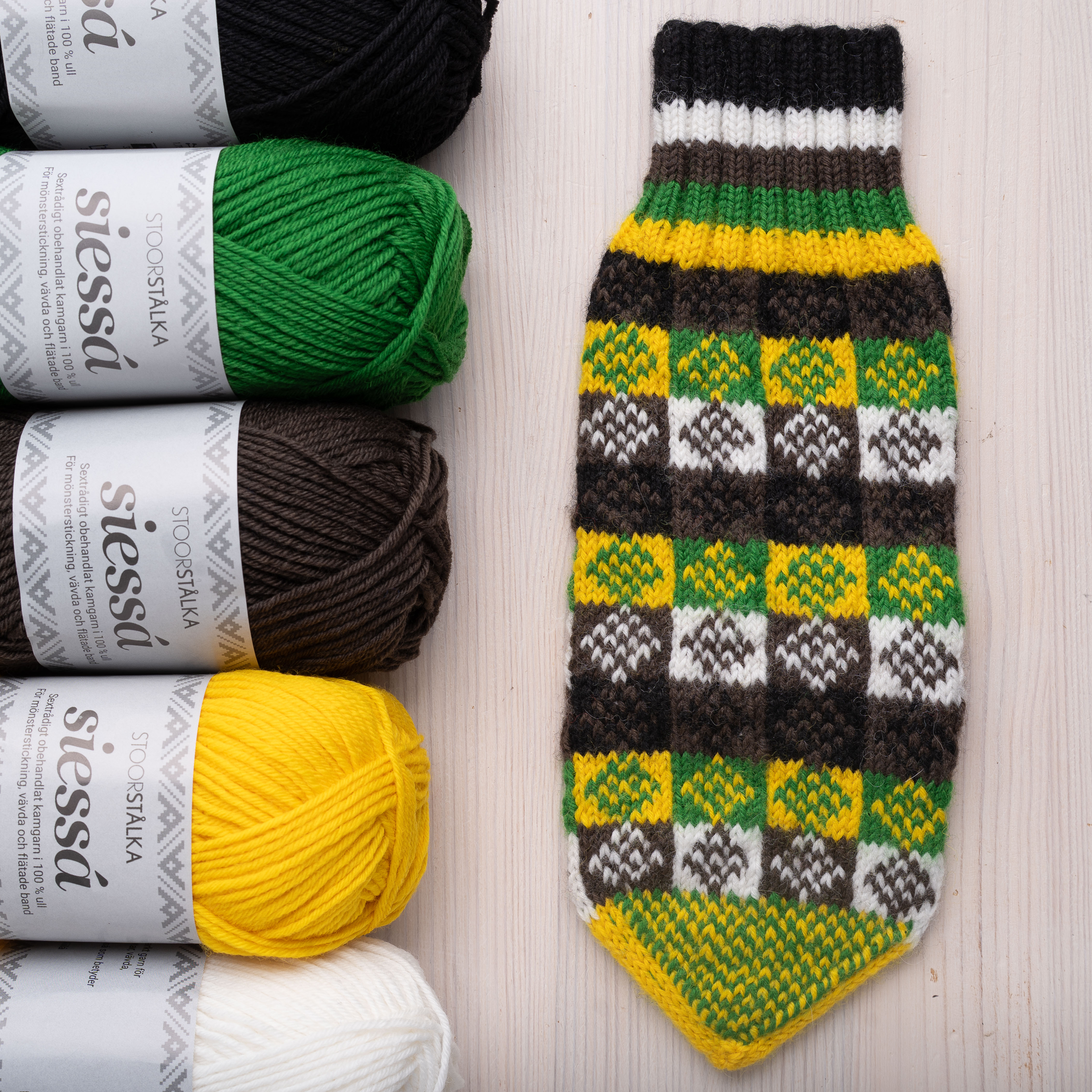 Strickpaket Fausthandschuh Avaträsk Braun–leuchtend gelb