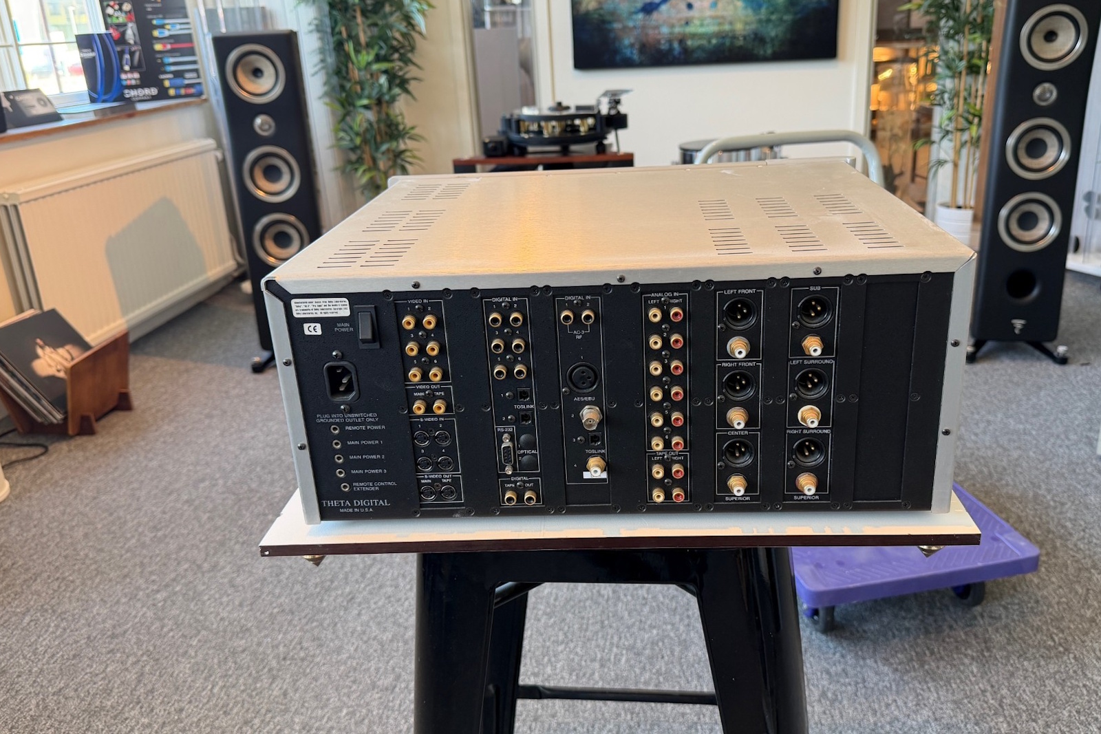 Theta Digital CASABLANCA III - Begagnat försteg/ digitalprocessor - 2