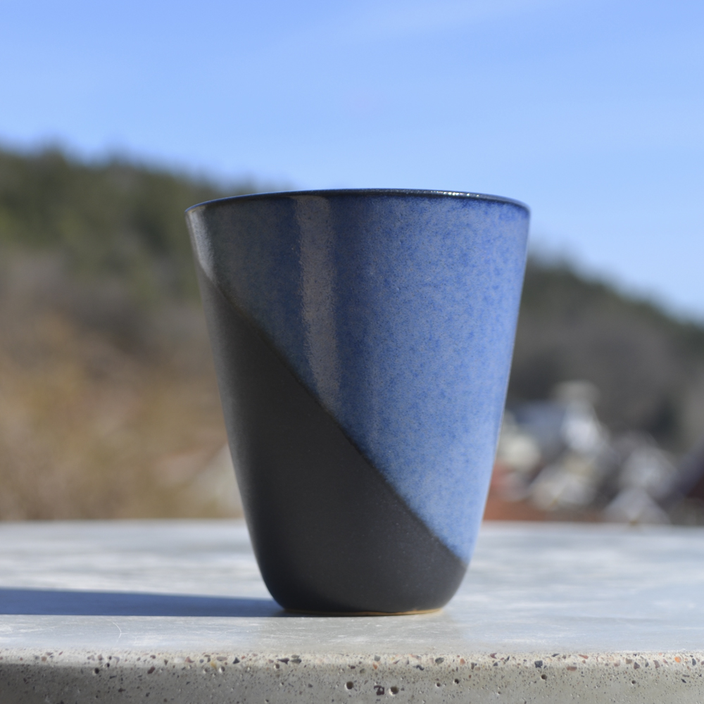 Handgjord Kaffemugg i stengods | Flow – blå blank/svart matt - 2