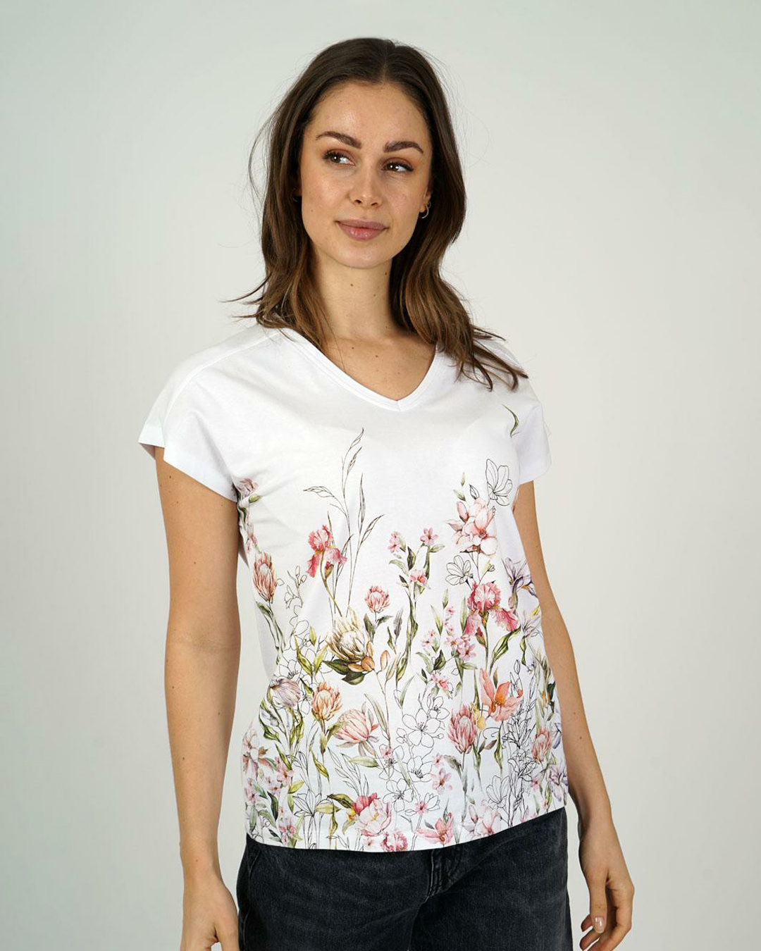 Topp v-ringad vit med blommor