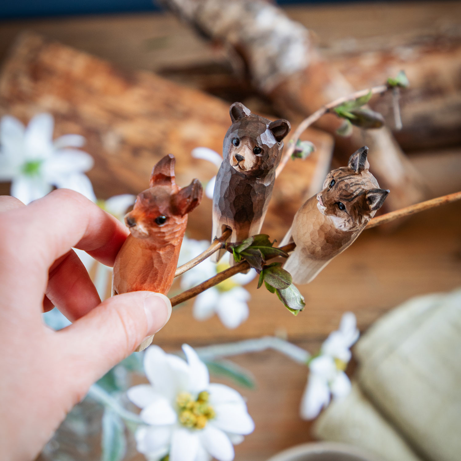Décor Forestier – Nature Sauvage avec ours, lynx et écureuil placés sur une branche dans une ambiance printanière.