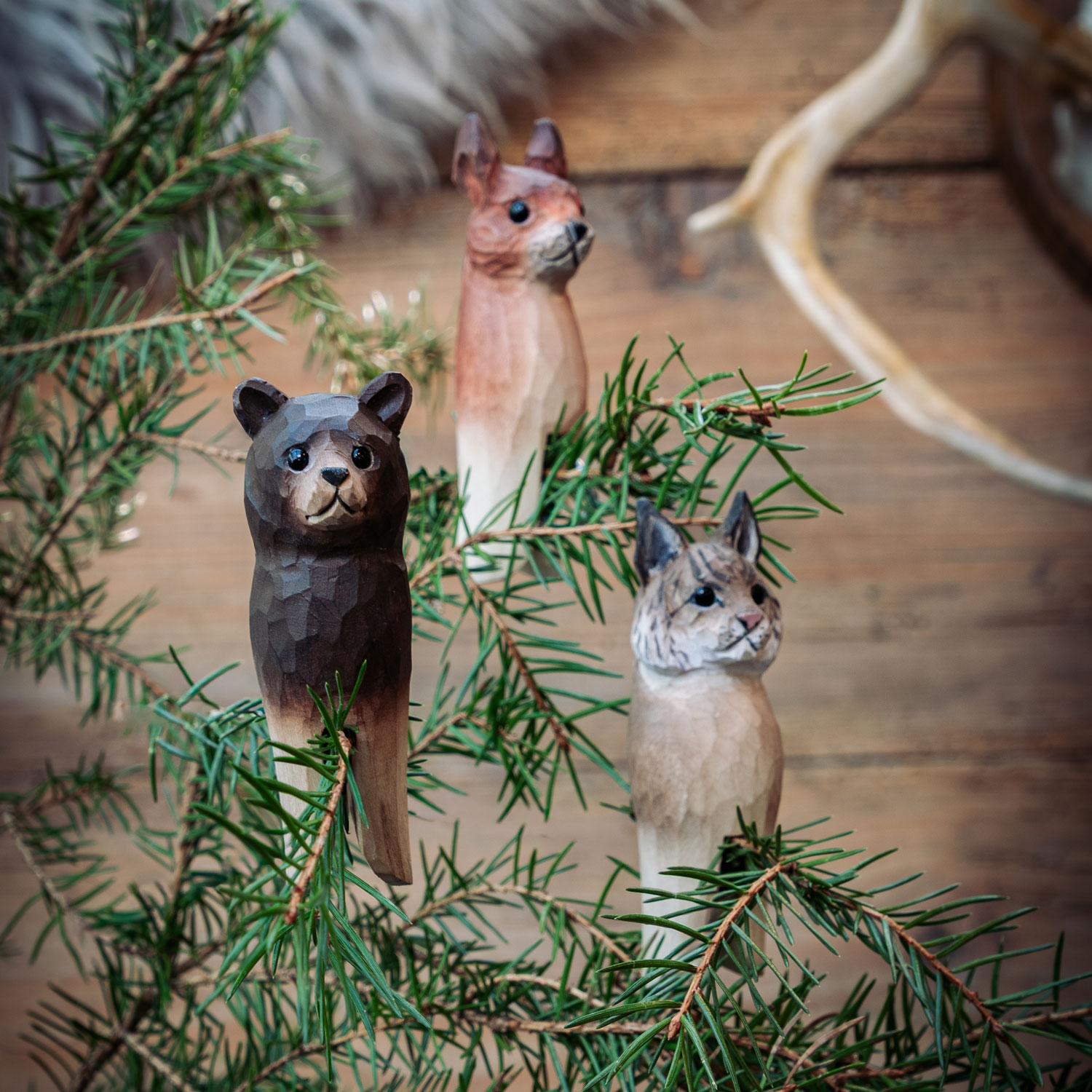 Forest Décor – Deep Woods with bear, lynx and squirrel placed among spruce branches in a winter setting.