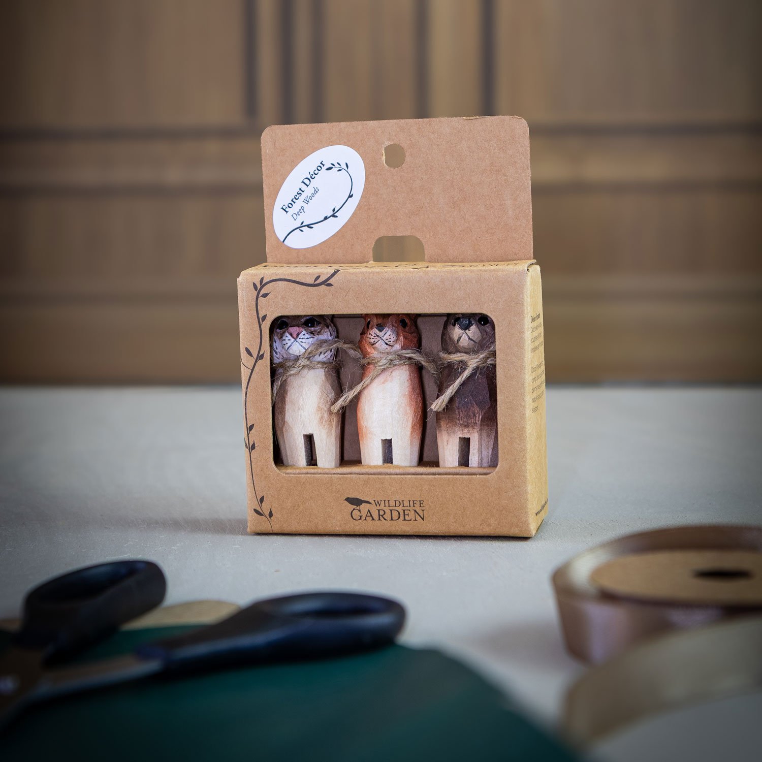 Packaging for Forest Décor – Deep Woods with bear, lynx and squirrel in a cardboard box with window.