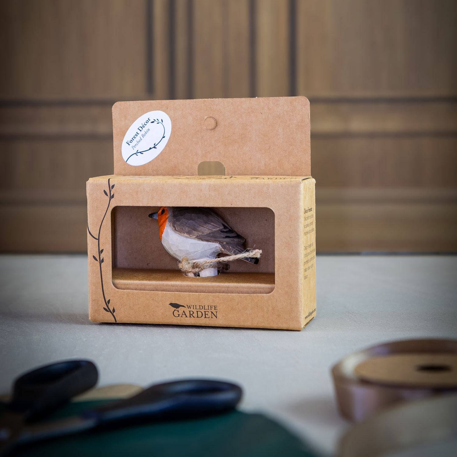 Emballage de Décor Forestier – Rouge-gorge Perché dans une boîte en carton avec fenêtre.