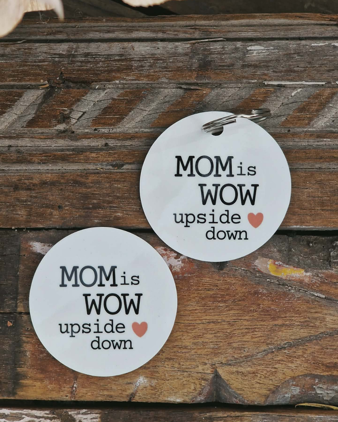 Nyckelring – Mom is wow (stor, väskdekoration)
