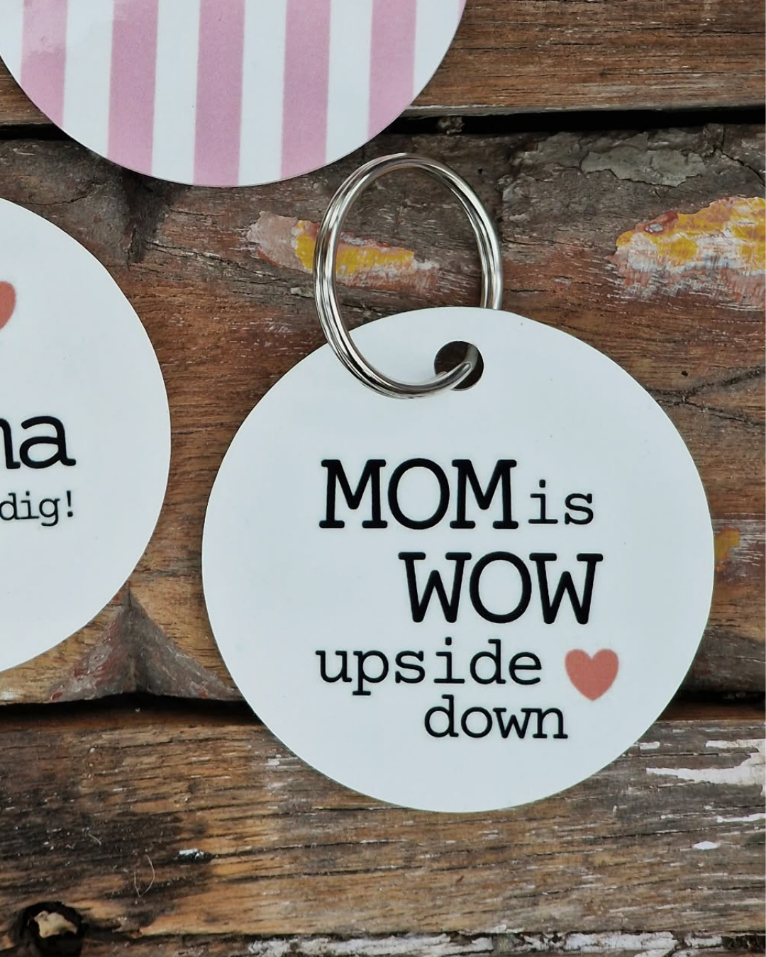 Nyckelring – Mom is wow (stor, väskdekoration)