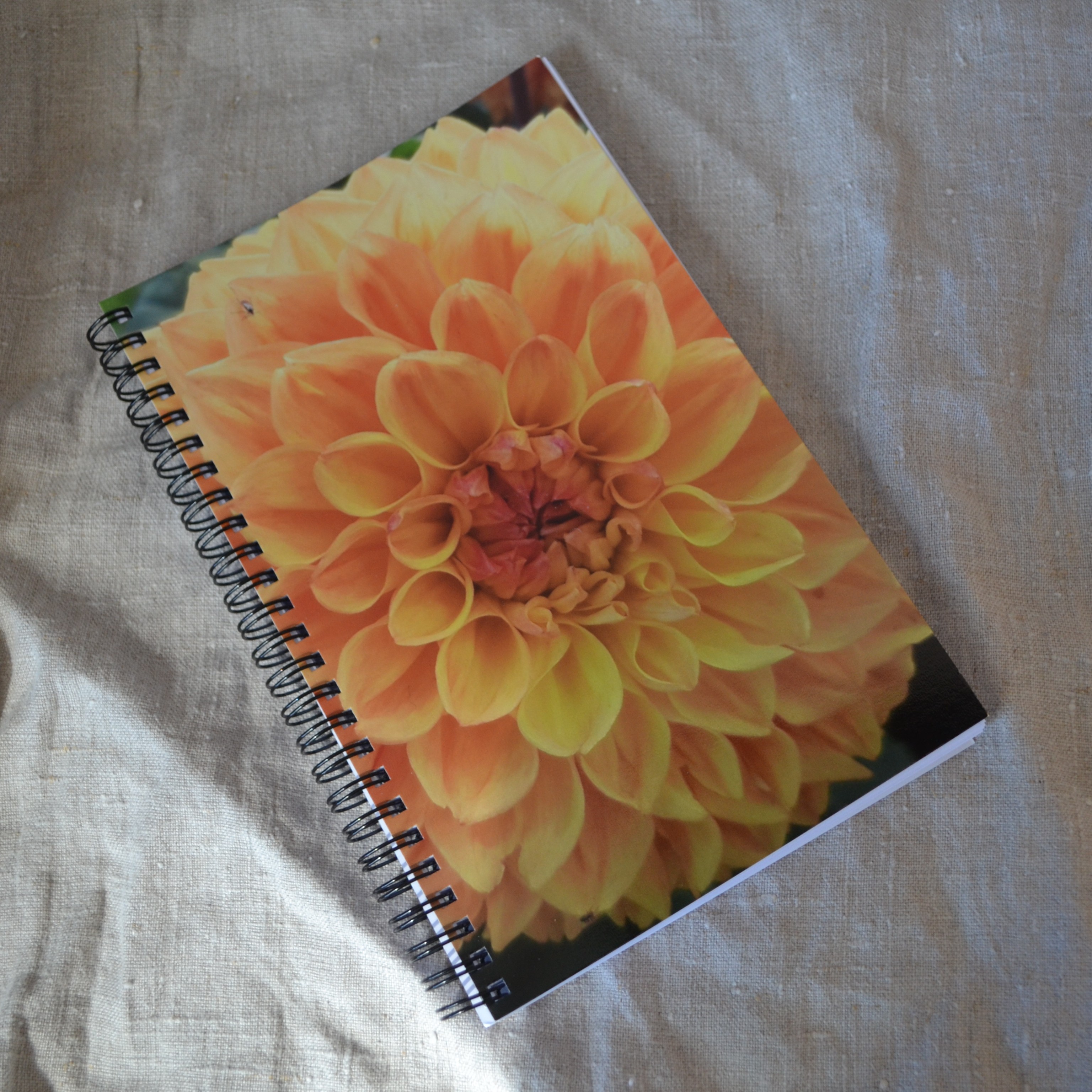 Skrivbok - gul Dahlia