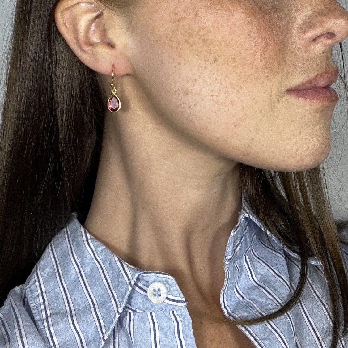 Örhängen liten droppe cerise kristall förgyllt silver