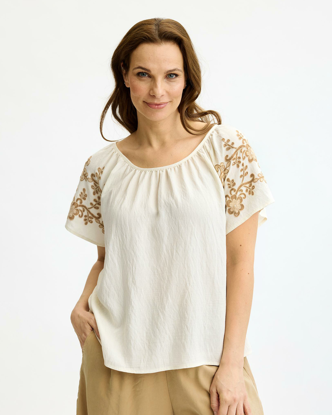 Blus June offwhite med mönster i beige