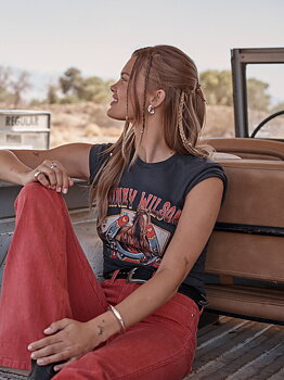 LAINEY WILSON X WRANGLER HORSE CARDS TEE