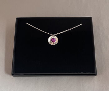 Litet silverhalsband med pärla