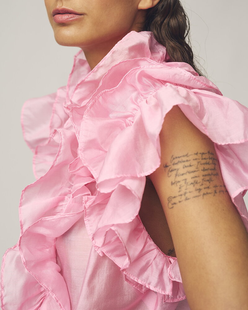Blus Embla med volanger rosa