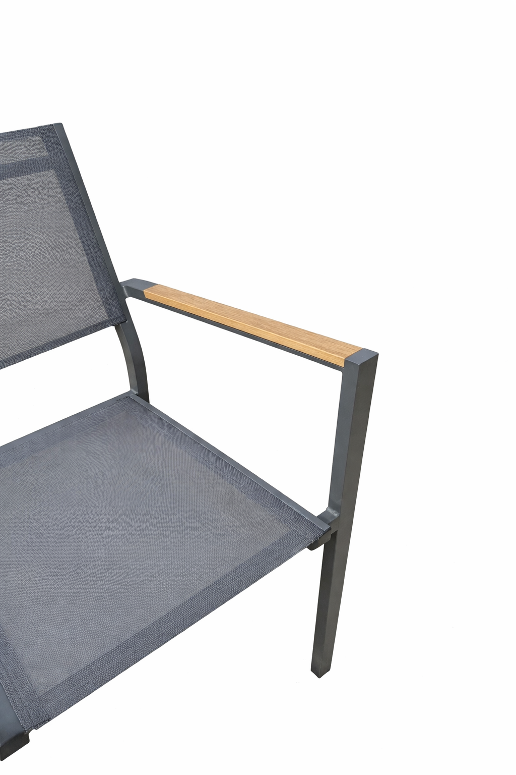 CAP-serien från Brafab med stapelstol, fåtölj och matbord för en sammanhållen utemiljö