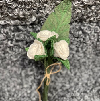 Bukett Kärlekens Ros av vackra Vita ullblommor