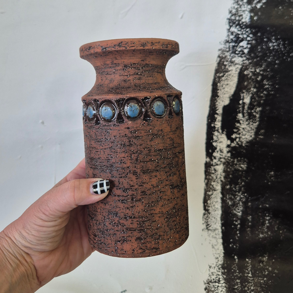vintage VAS, brun grov lera med blått mönster, Bromma keramik, h 18,5 cm  - 4