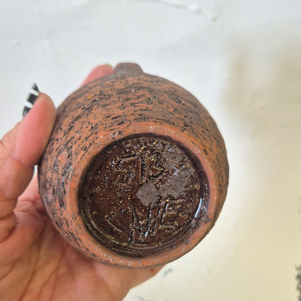 vintage VAS, med hänkel, brun grov lera med blått mönster, Bromma keramik, h 11 cm  - 5
