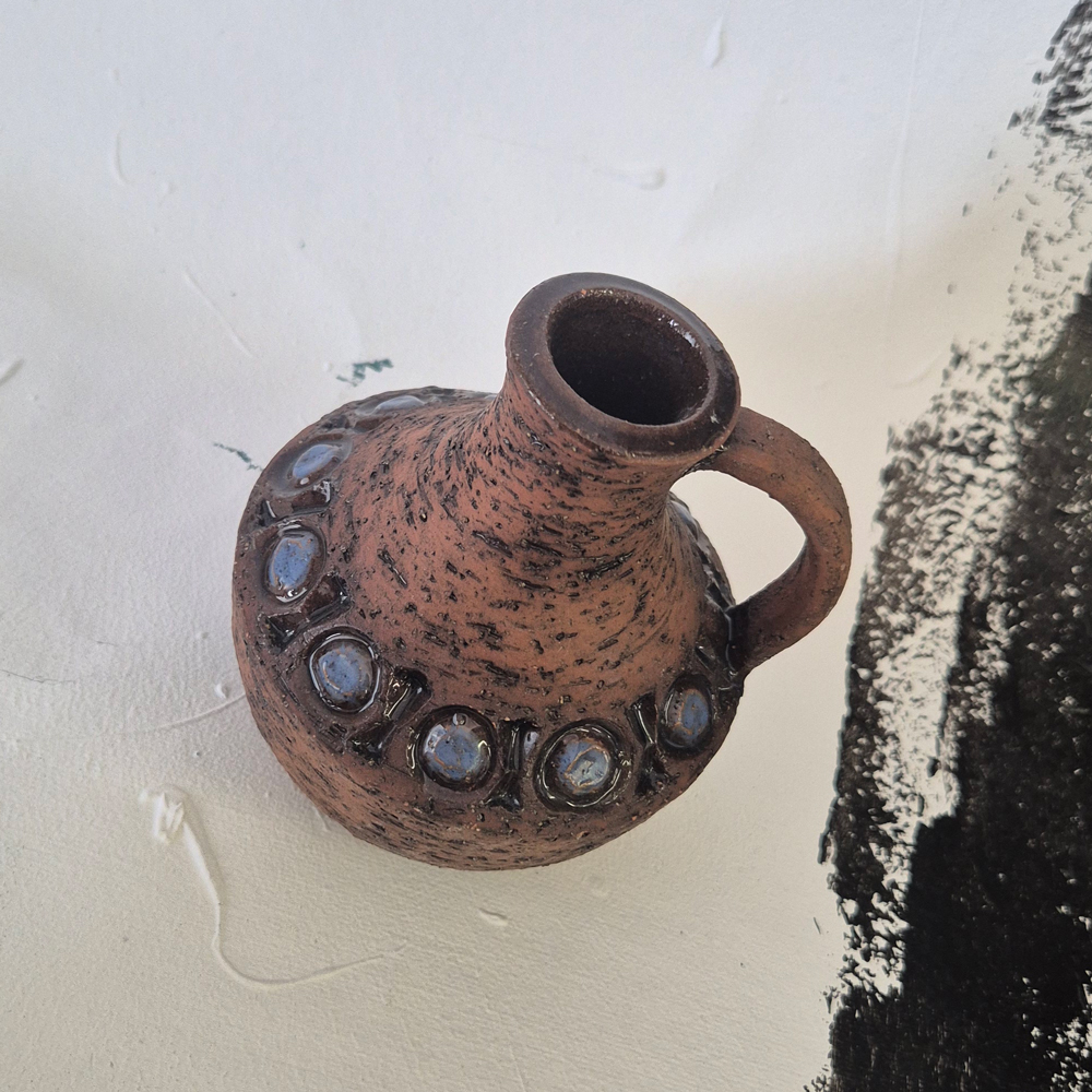 vintage VAS, med hänkel, brun grov lera med blått mönster, Bromma keramik, h 11 cm  - 2