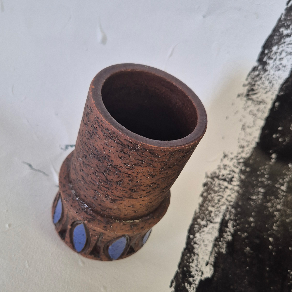 vintage VAS, brun grov lera med klarblått mönster, Bromma keramik, h 13 cm  - 2
