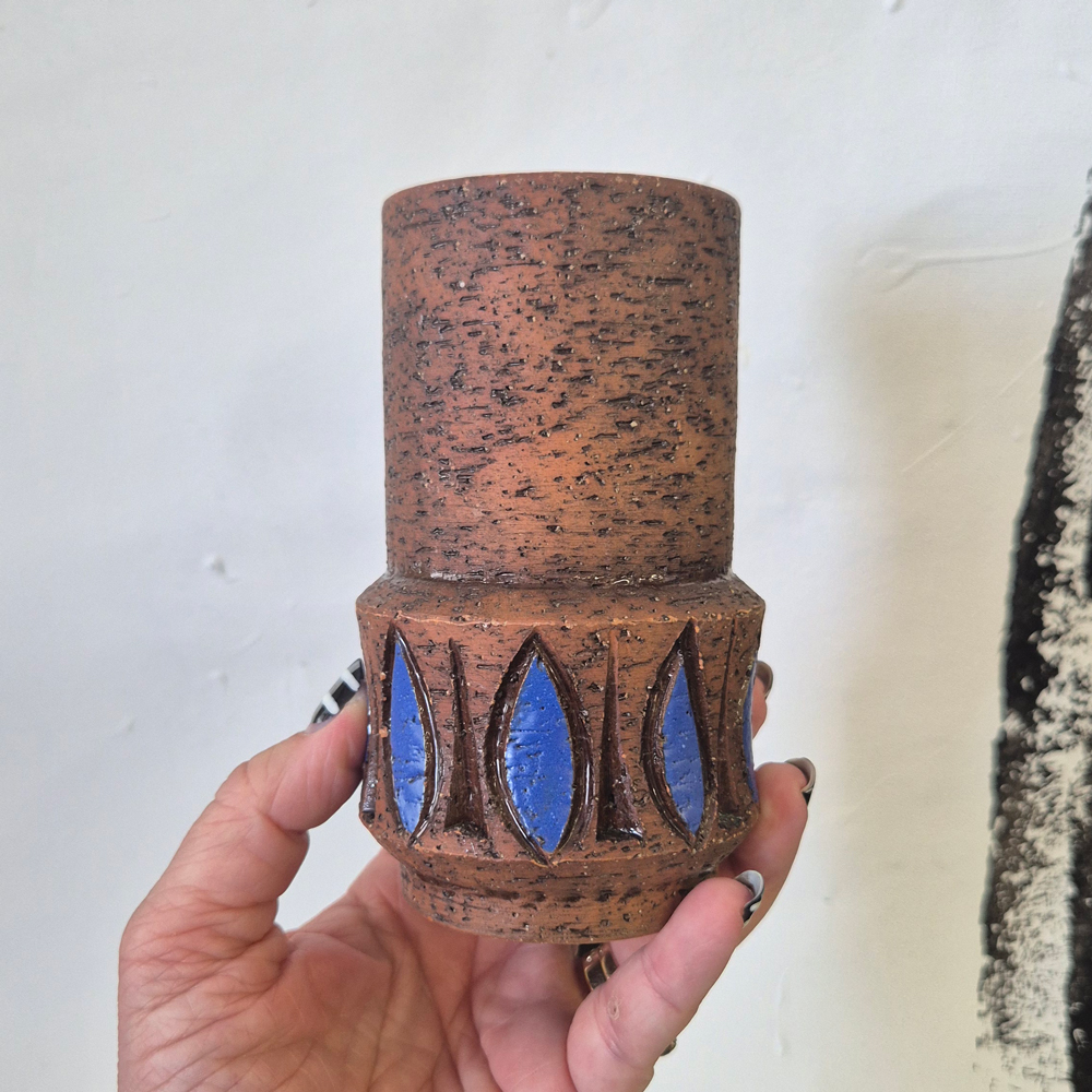 vintage VAS, brun grov lera med klarblått mönster, Bromma keramik, h 13 cm  - 4