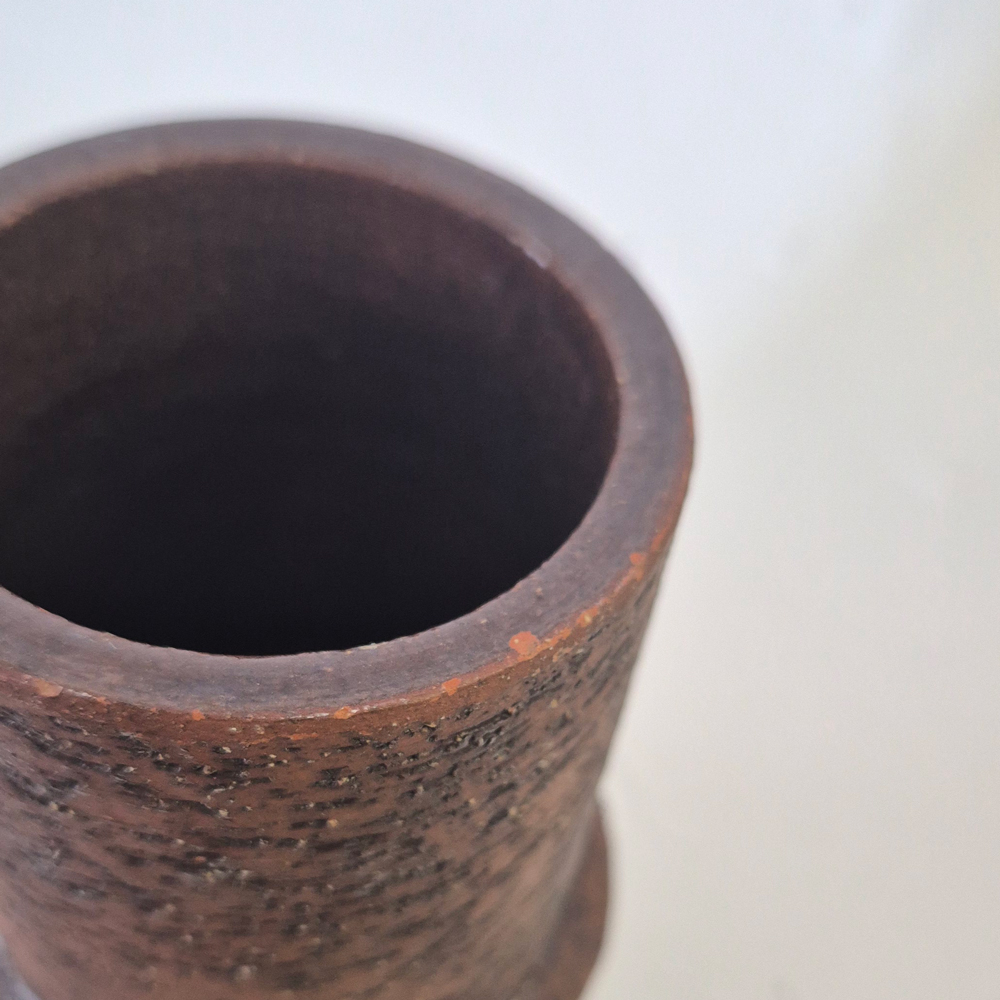 vintage VAS, brun grov lera med klarblått mönster, Bromma keramik, h 13 cm  - 8