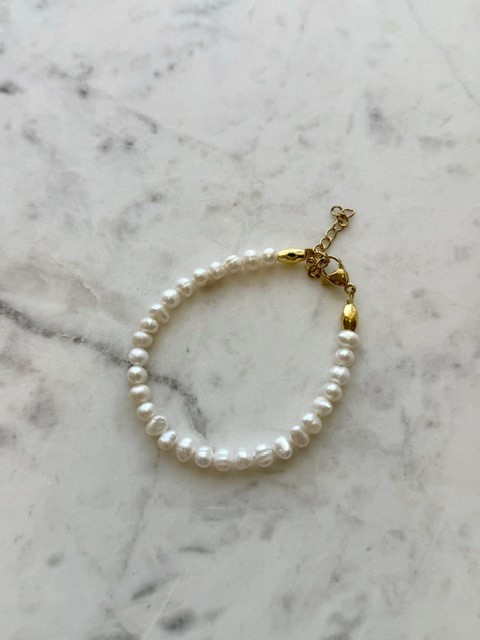 Armband med vita pärlor