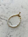 Armband med vita pärlor