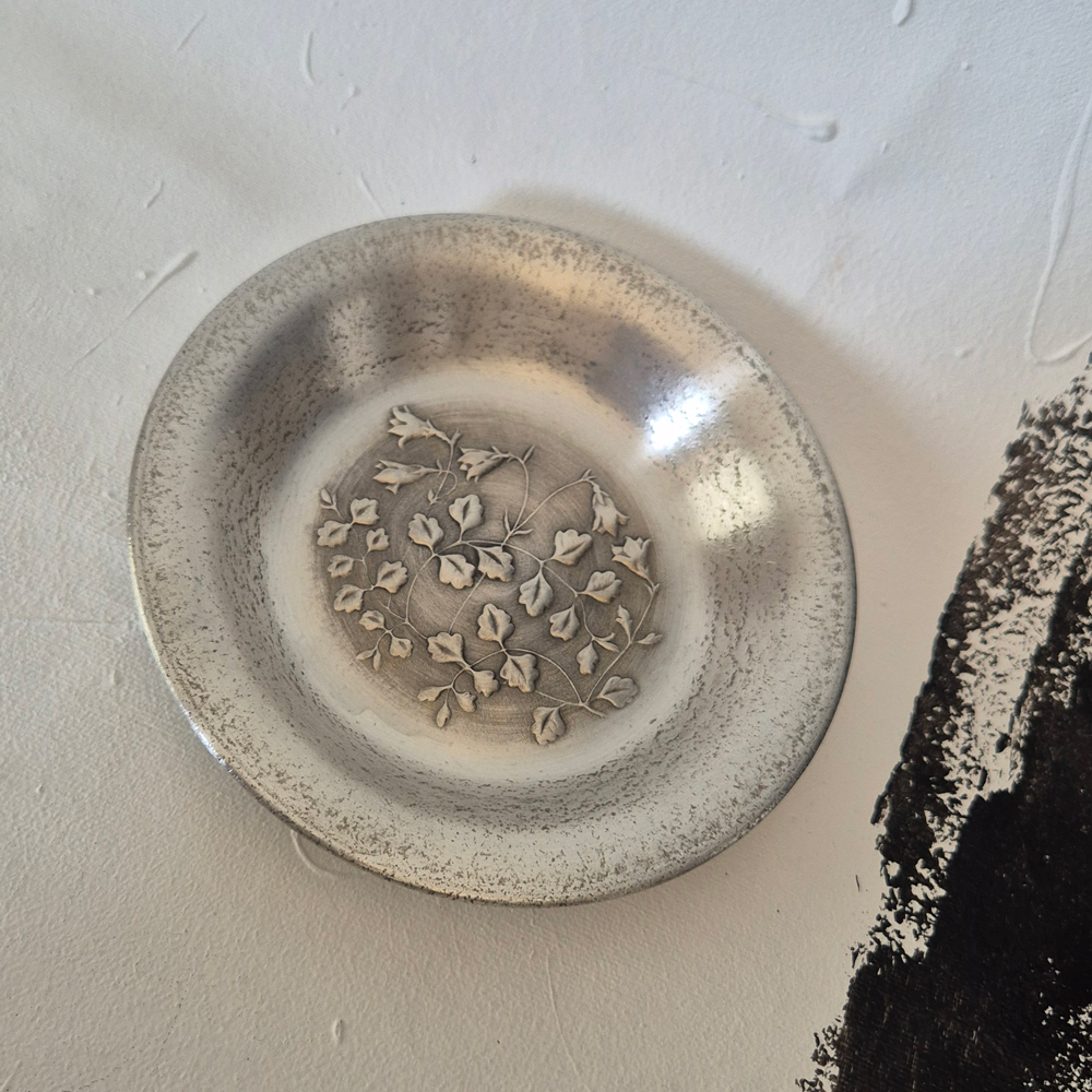 vintage TENNFAT, linneablommor i relief , EIK Norway, br 15,5 cm  - 4