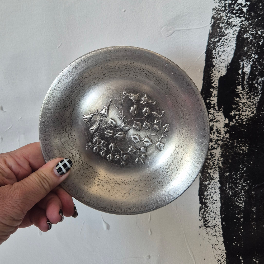 vintage TENNFAT, linneablommor i relief , EIK Norway, br 15,5 cm 