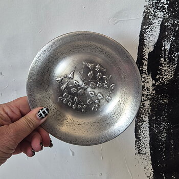 vintage TENNFAT, linneablommor i relief , EIK Norway, br 15,5 cm 