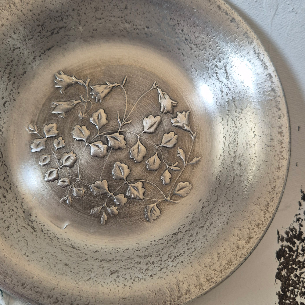 vintage TENNFAT, linneablommor i relief , EIK Norway, br 15,5 cm  - 2