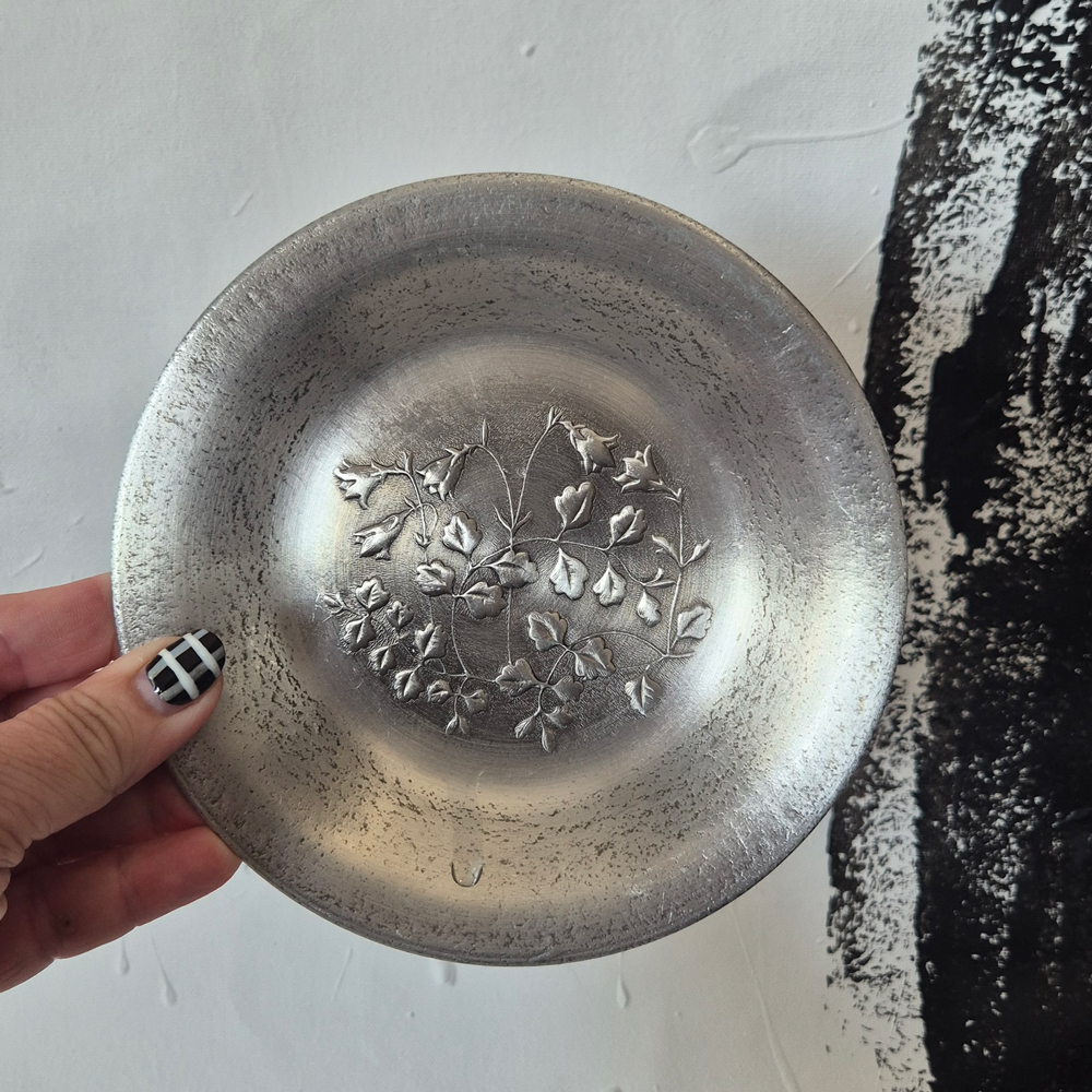 vintage TENNFAT, linneablommor i relief , EIK Norway, br 15,5 cm  - 5