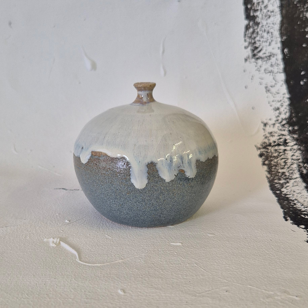 vintage VAS, liten rund med gråblå glasyr, h 7,5 cm 
